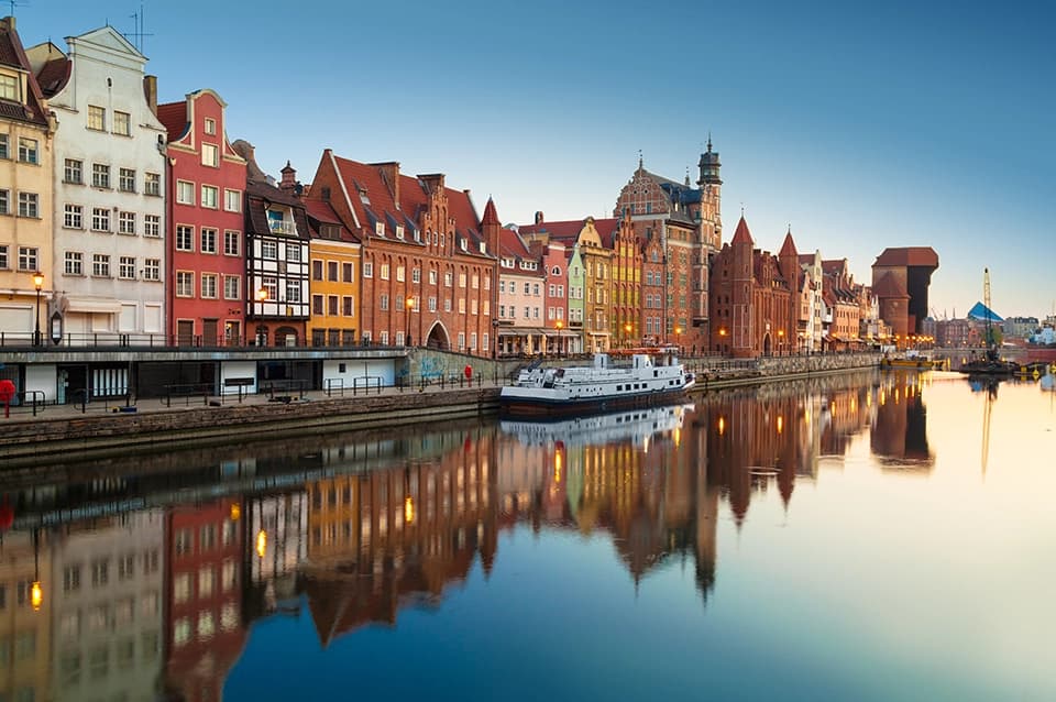 Panorama Gdańska z historyczną zabudową i Motławą.