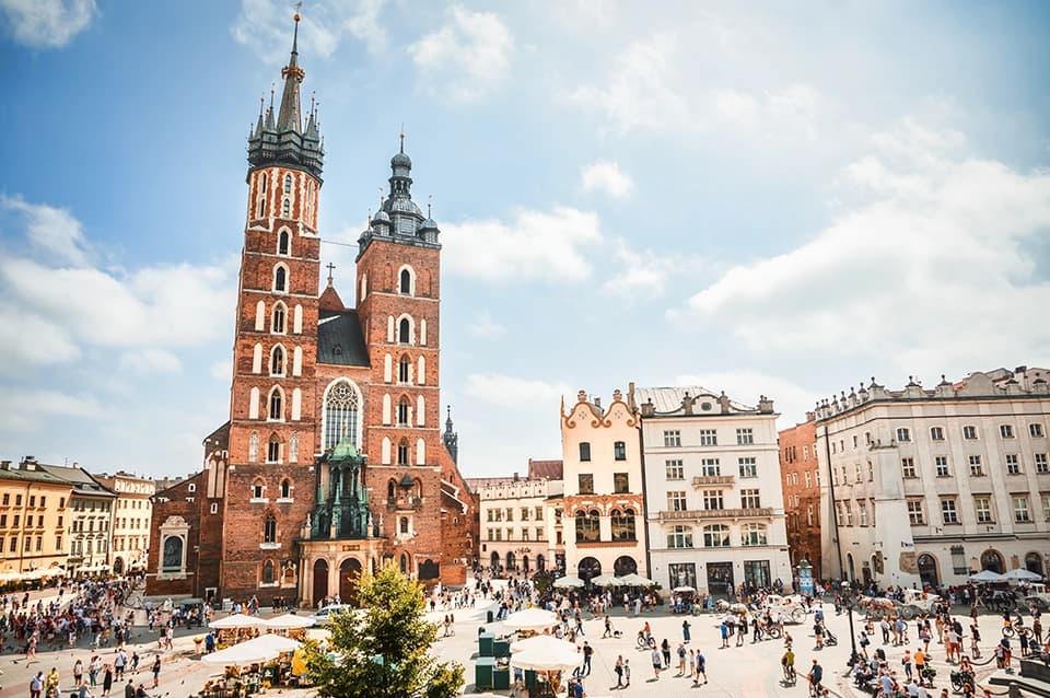Panorama Krakowa z historyczną zabudową i Wisłą.