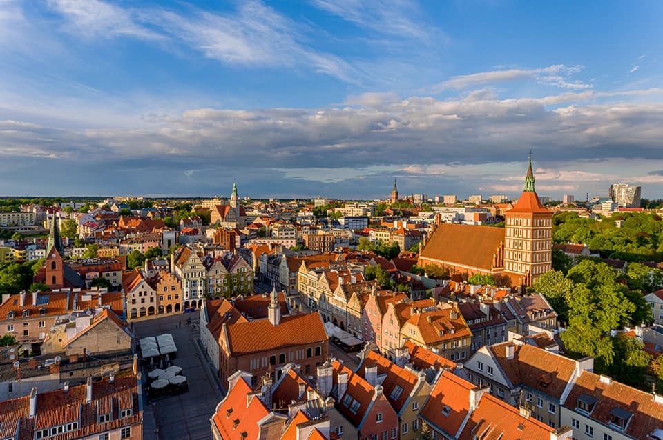 Panorama Olsztyna z jeziorem i zabudową miejską