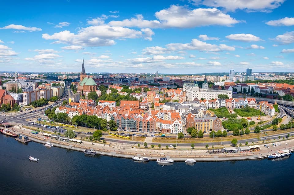 Panorama Szczecina z nadrzeczną zabudową i zielenią