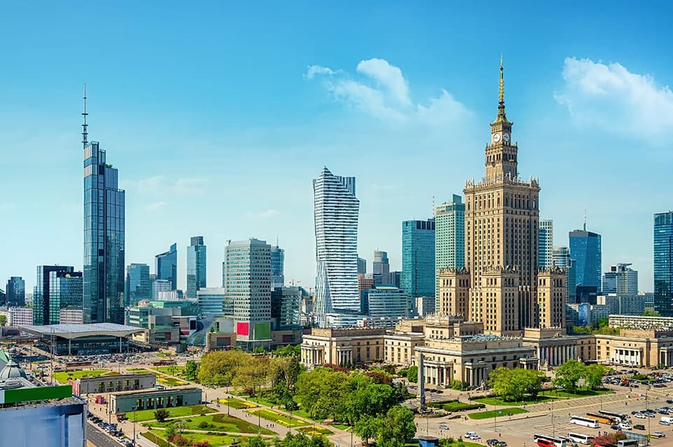 Panorama Warszawy z nowoczesnymi wieżowcami i zabudową miejską