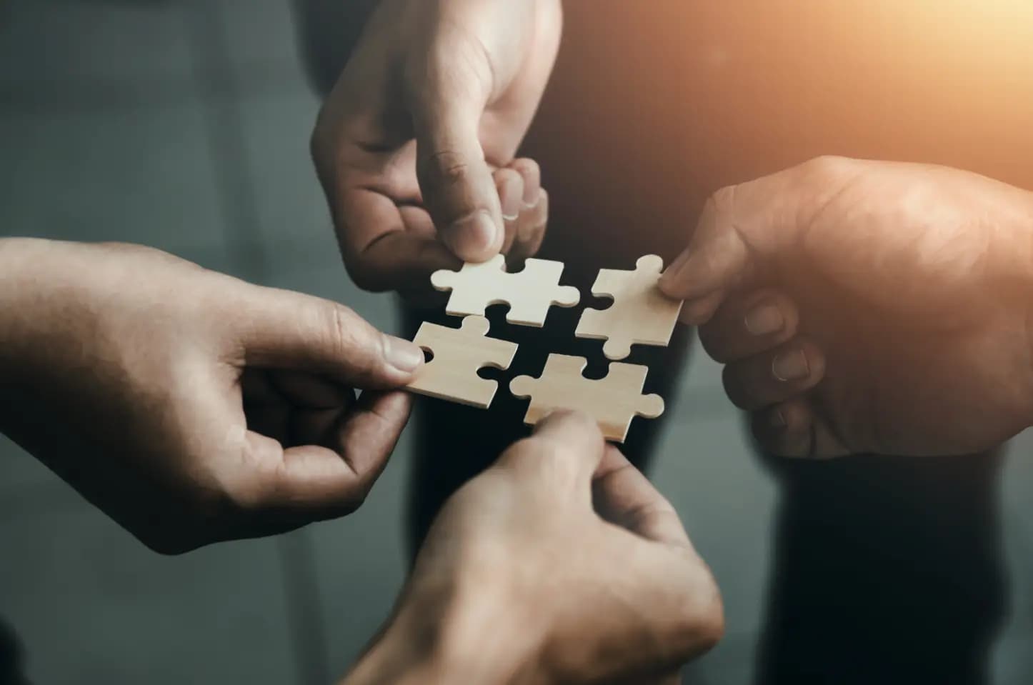 Dłonie układające 4 puzzle 