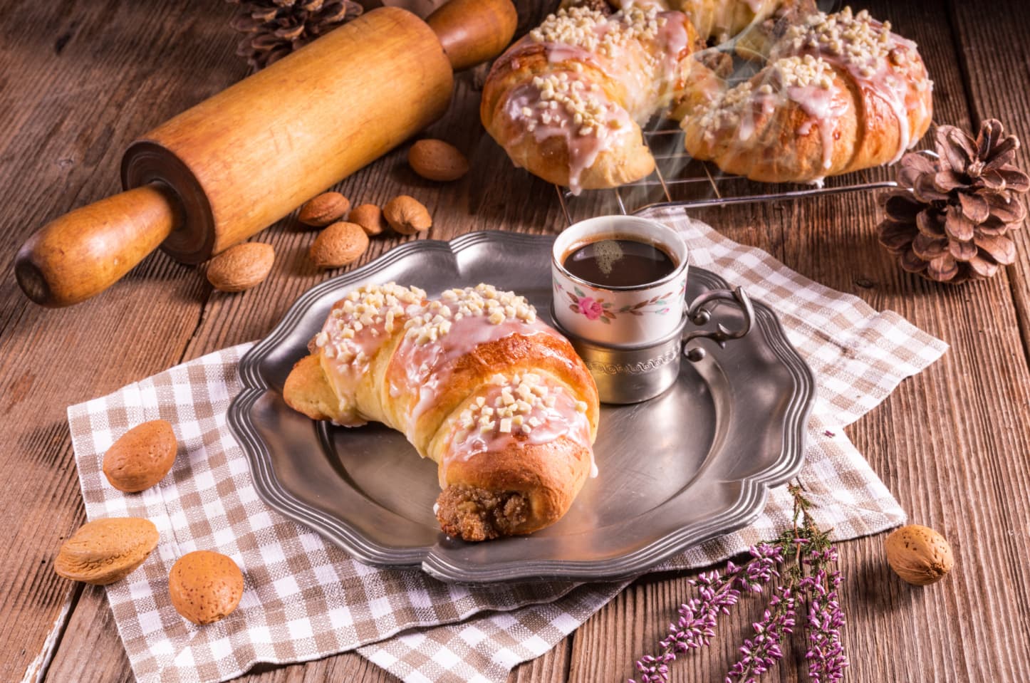 Stół z rogal marcińskim i kawą na tacy