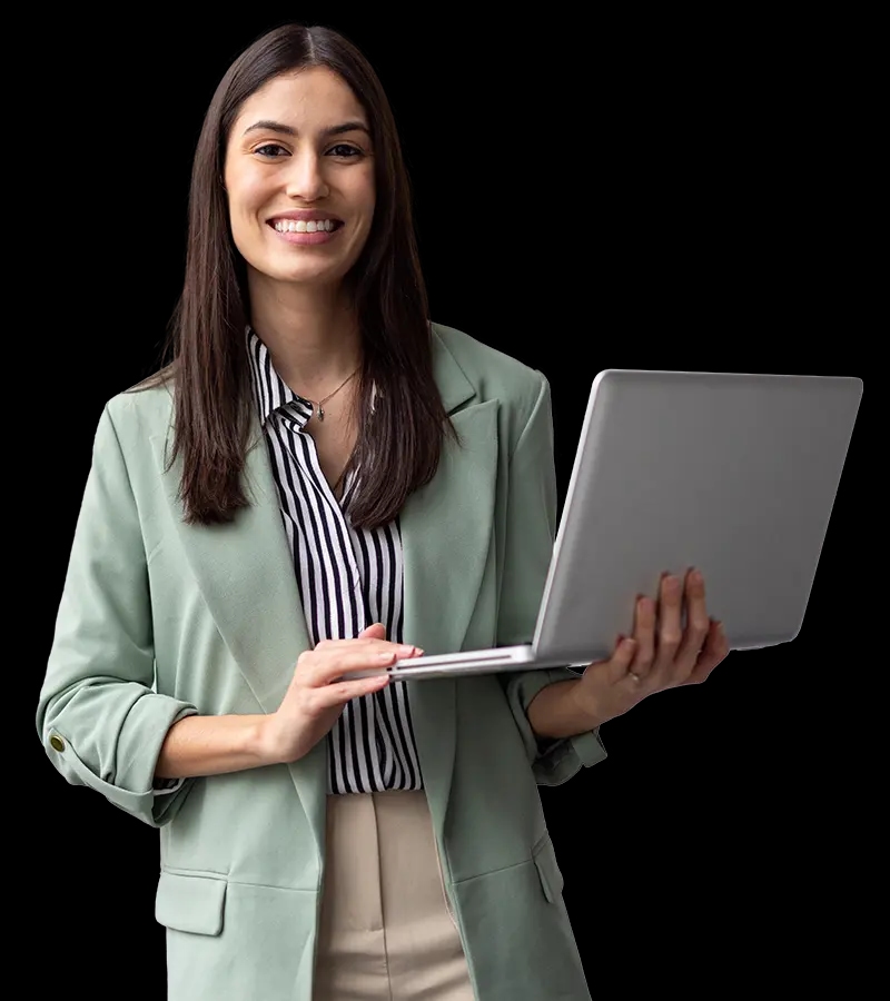 Uśmiechnięta kobieta w zielonej marynarce trzymająca otwartego laptopa