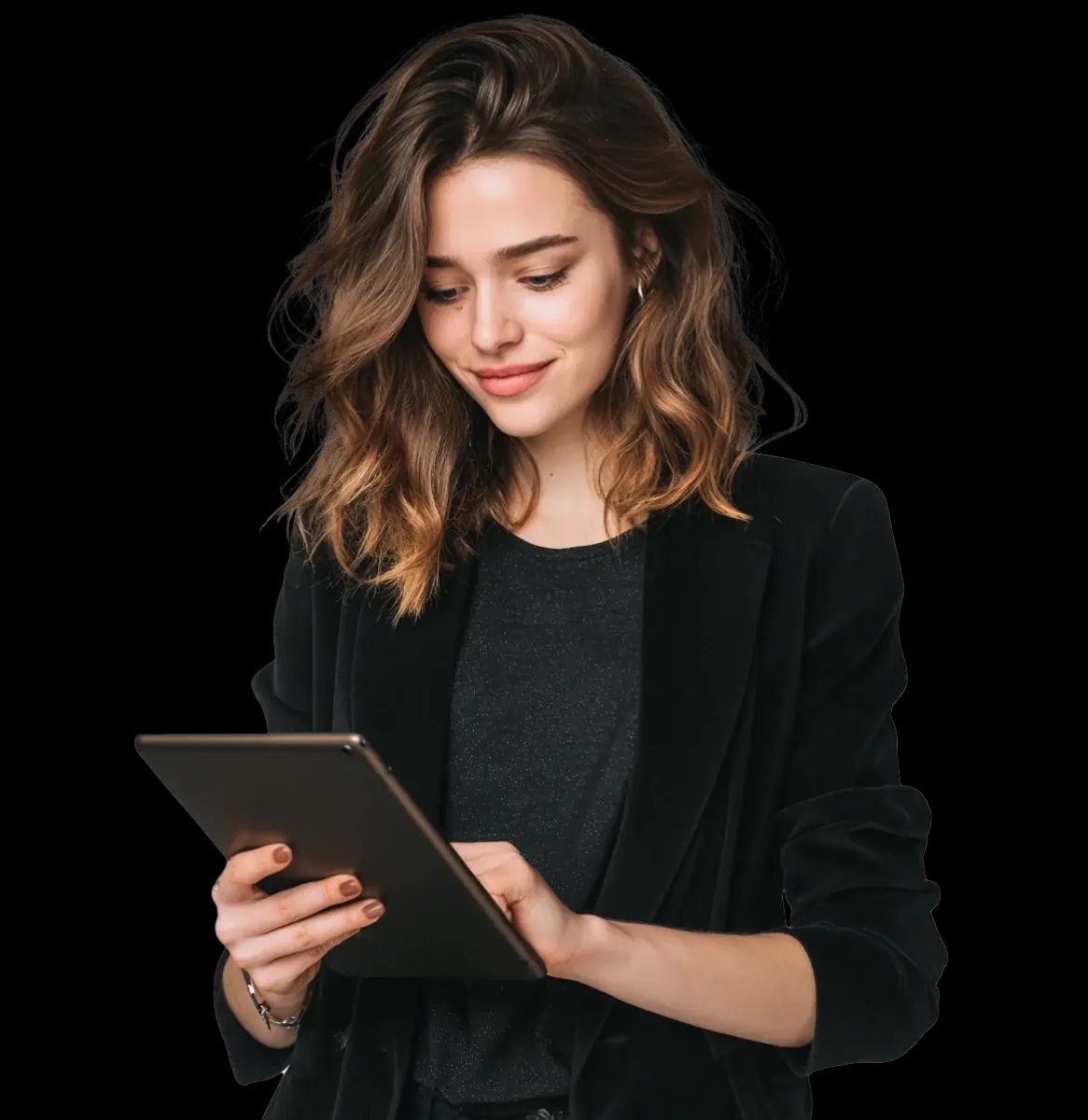 Uśmiechnięty mężczyzna w okularach i dżinsowej koszuli trzyma tablet i patrzy na jego ekran