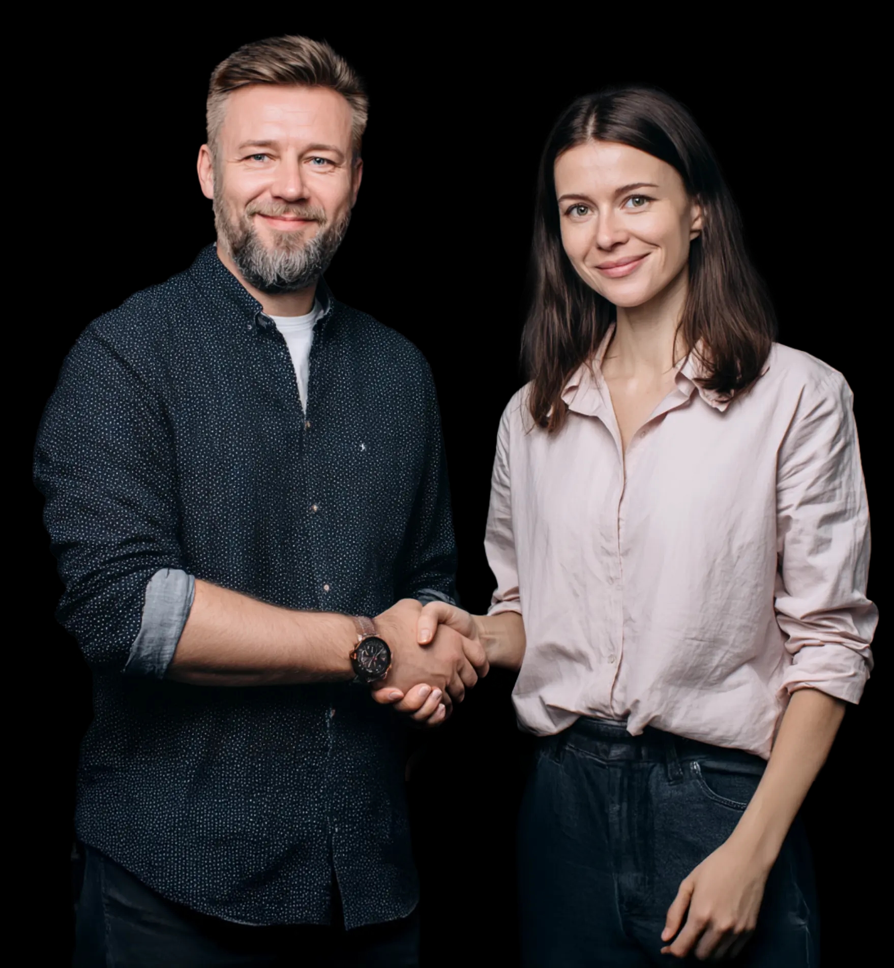 Partnerzy biznesowi podają sobie ręce, symbolizując współpracę w ramach programu partnerskiego