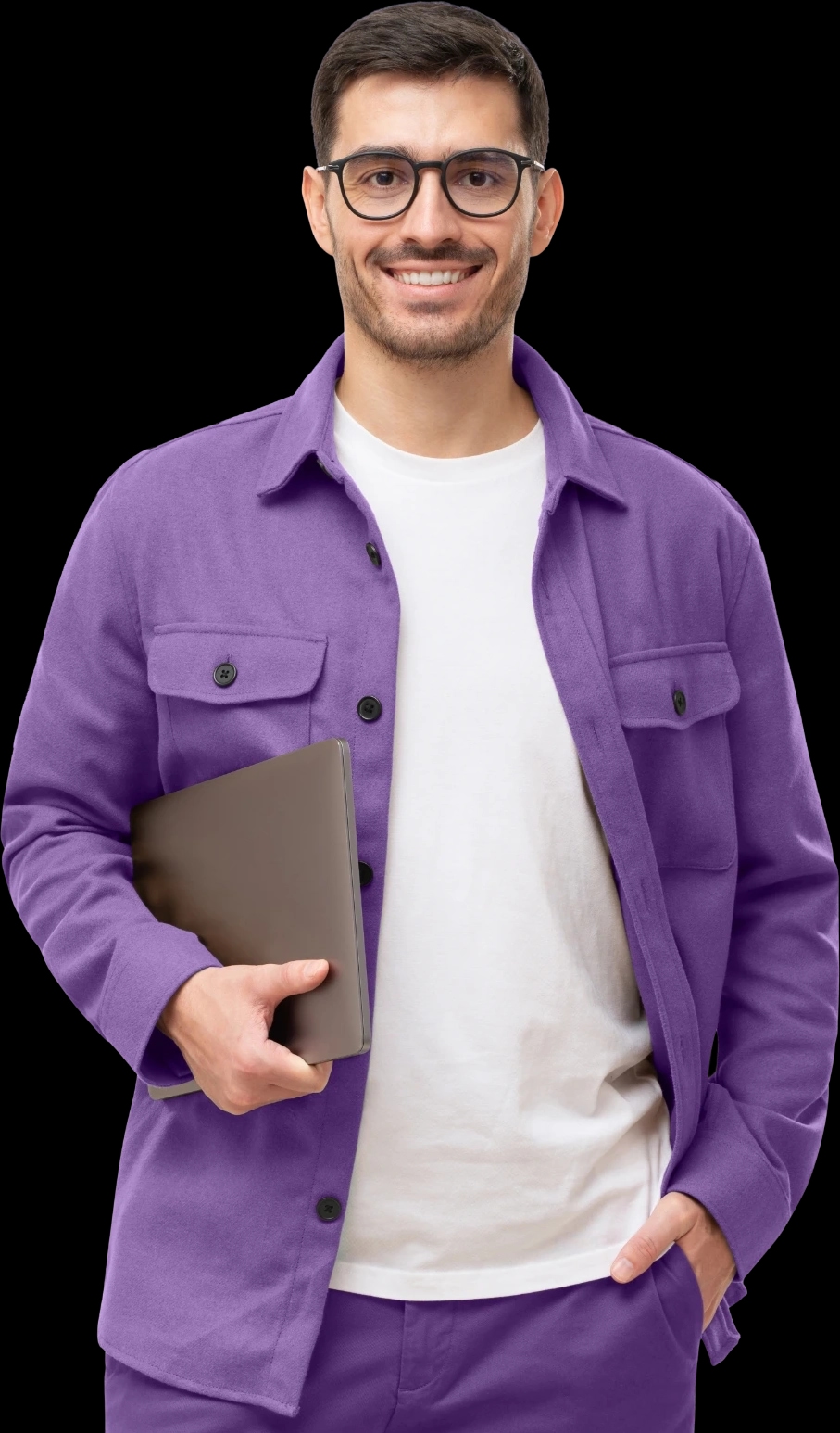 Mężczyzna w okularach z laptopem w ręku, uśmiechnięty w fioletowej kurtce.