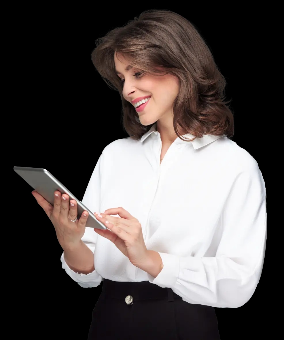 Uśmiechnięta kobieta z tabletem