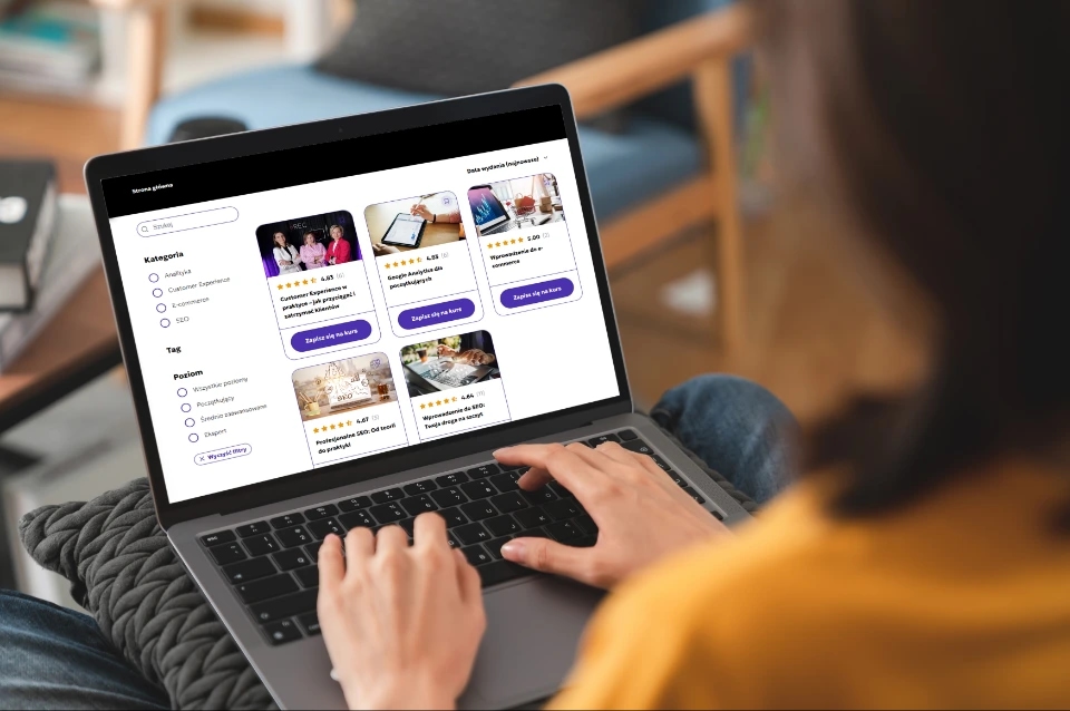 Prelegenci prowadzą prezentację na konferencji marketingowej, stojąc przed publicznością