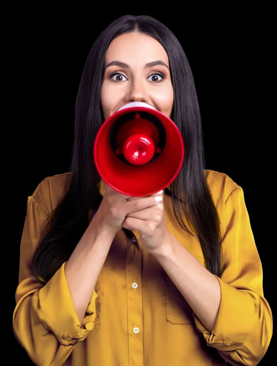 Uśmiechnięta kobieta w białej koszuli ze skrzyżowanymi ramionami.