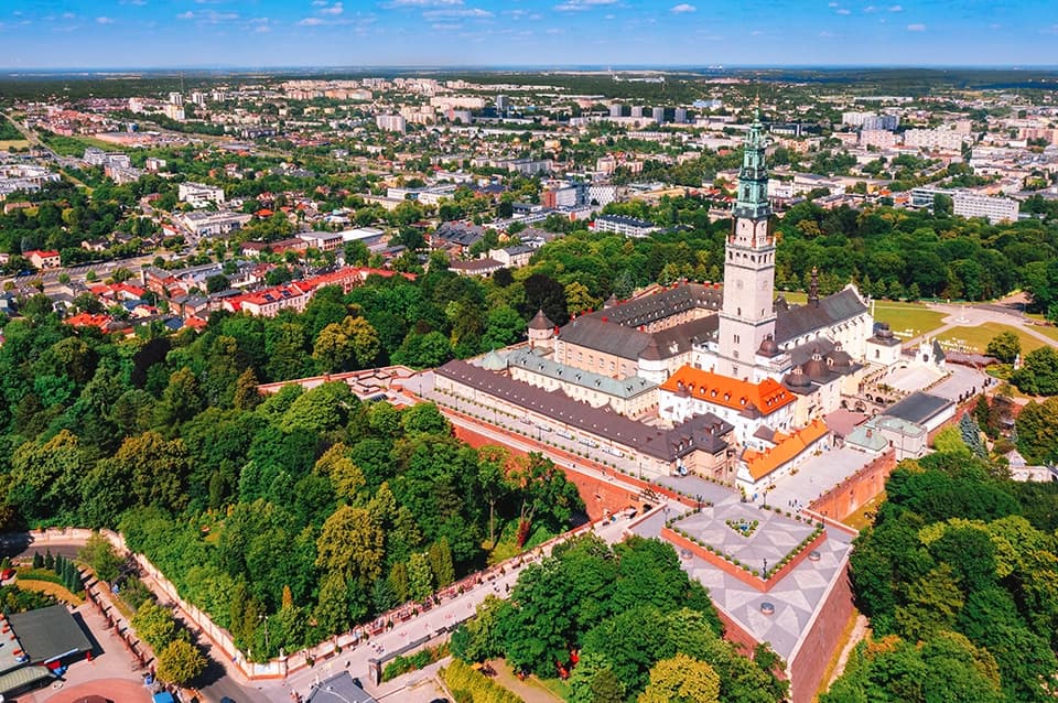 Panorama Częstochowy z zabudową miejską i charakterystyczną Jasną Górą w tle.