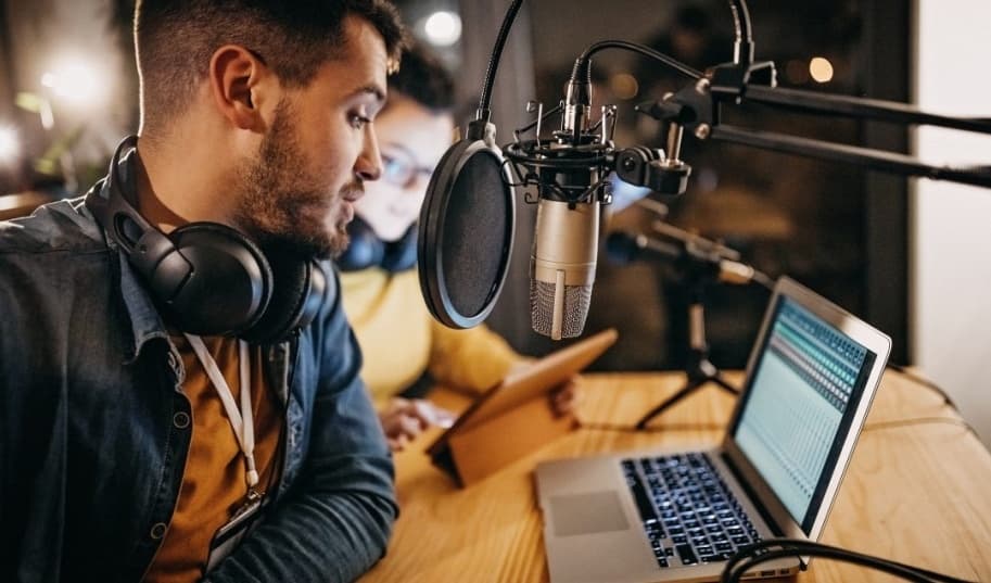 daj-sie-uslyszec-jak-rozwijac-i-promowac-swoj-podcast-e1615889581506.jpg