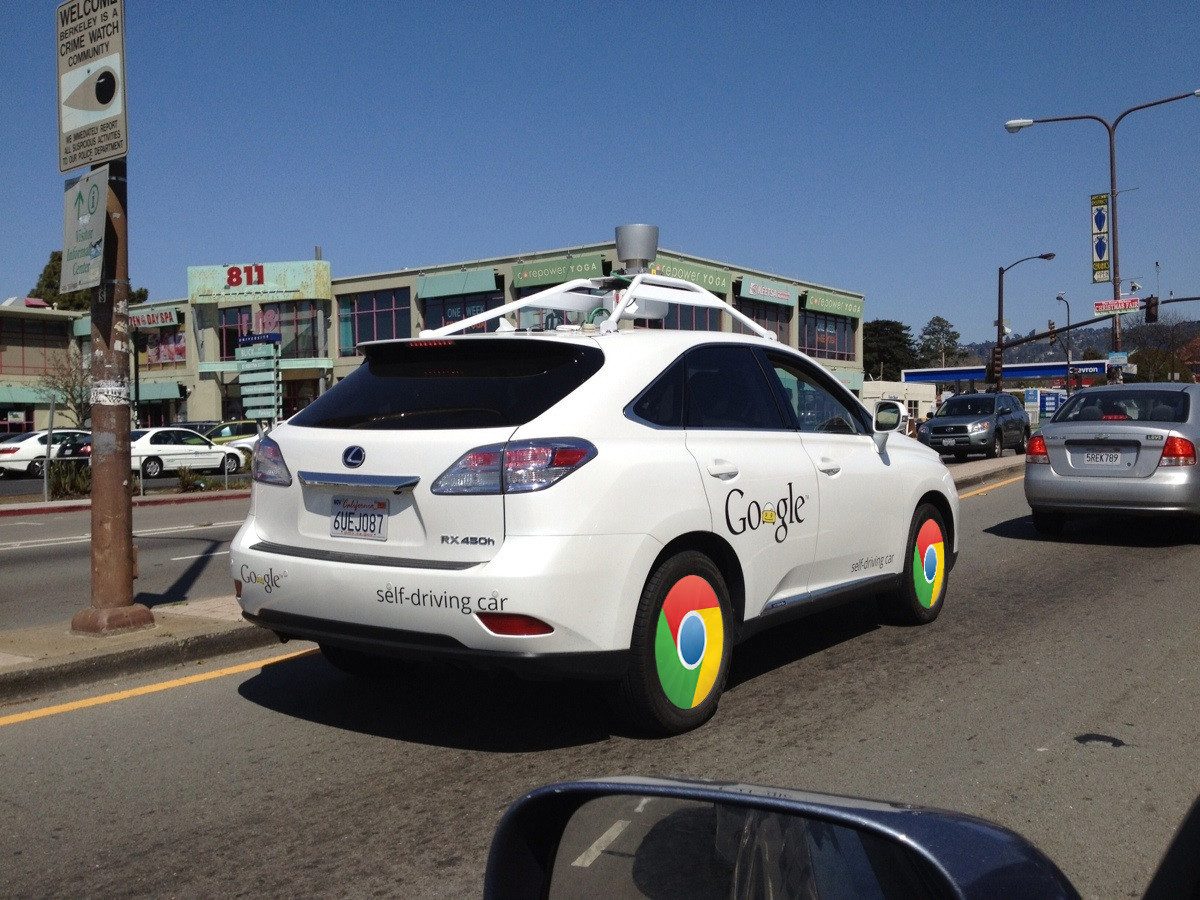 samo jeżdżący samochód google chromowane felgi