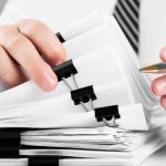 Jak skutecznie uporządkować faktury i umowy w firmie? Kompletny przewodnik dla przedsiębiorców