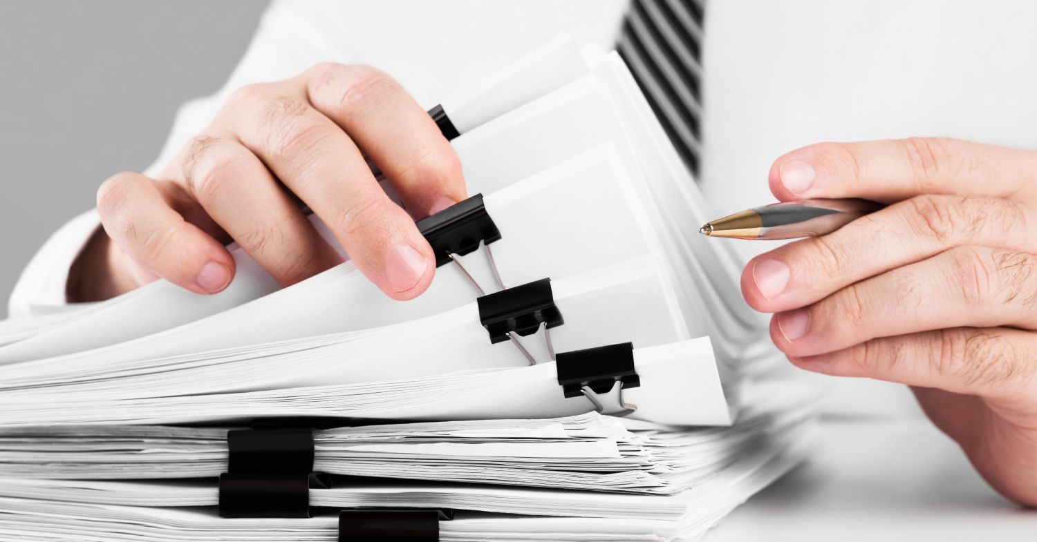 Jak skutecznie uporządkować faktury i umowy w firmie? Kompletny przewodnik dla przedsiębiorców 